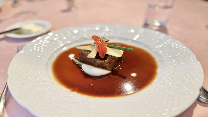 肉料理 黒毛和牛のほほ肉 赤ワインソース